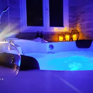 Couette-café A L'orée Des Pins - Indépendant Avec Baignoire Balnéo Et Cinéma En Sup - Info De L'hôte, Cuges-les-Pins